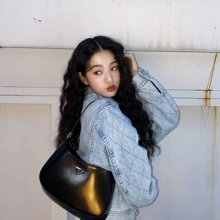 장원영 프라다 클레오 백