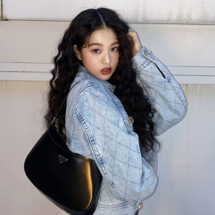 장원영 프라다 클레오 백