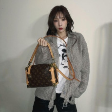 태연 루이비통 사이드 트렁크 백