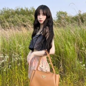 카리나 프라다 미디움 가죽 핸드백