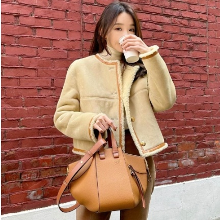 강민경 로에베 스몰 해먹 백