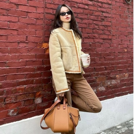 강민경 로에베 스몰 해먹 백