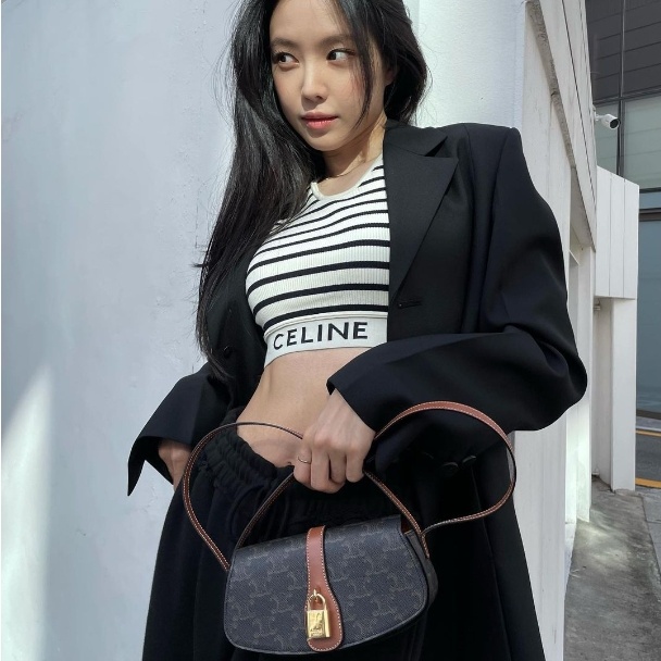 손나은 셀린느 트리옹프 스트랩 클러치
