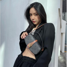 손나은 셀린느 트리옹프 스트랩 클러치