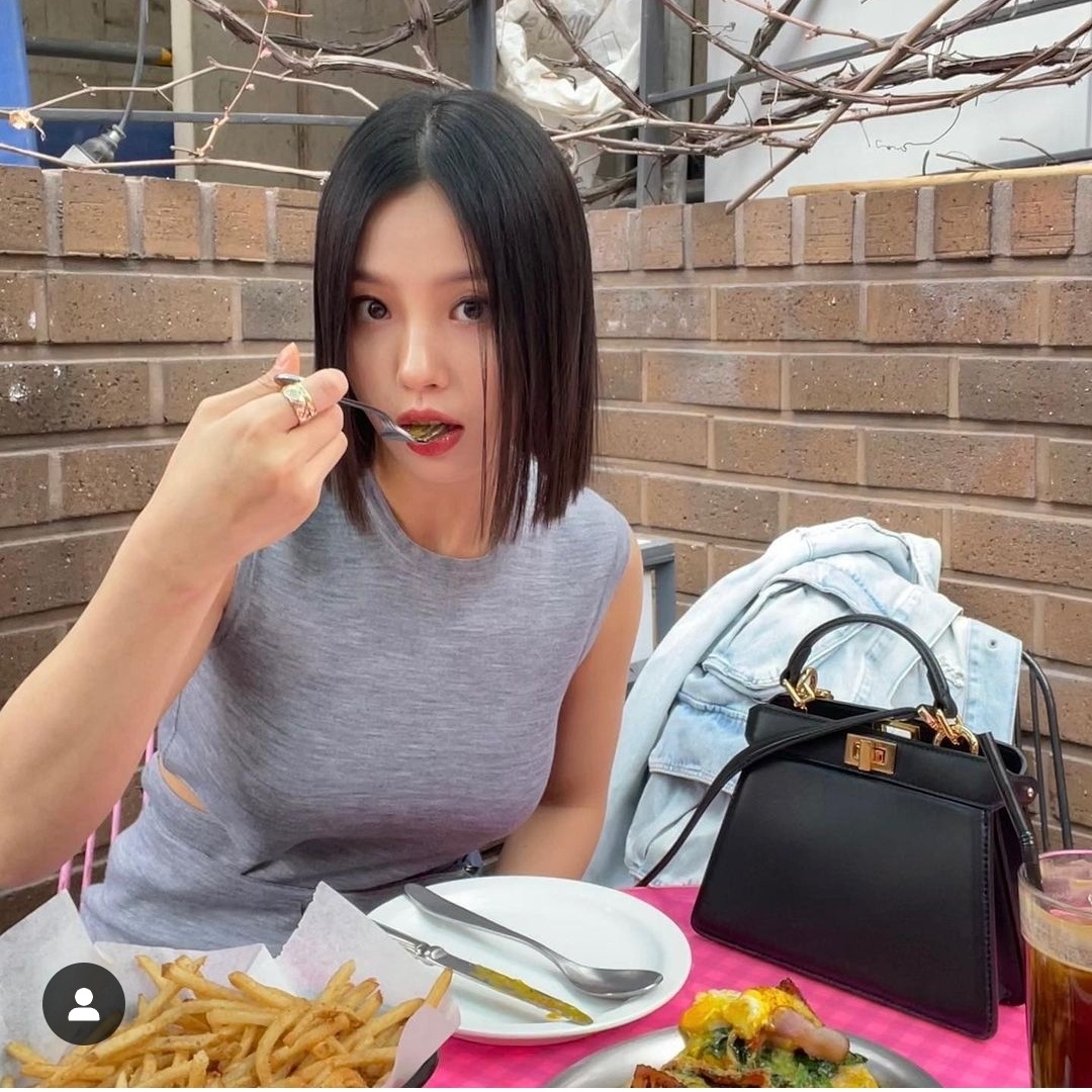 고민시 펜디 피카부 쁘띠 백