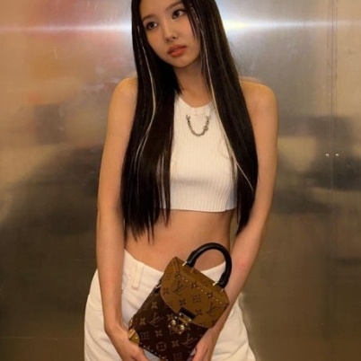 나연 루이비통 카메라 박스 백