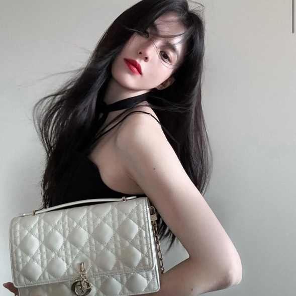한소희 미스 디올 백