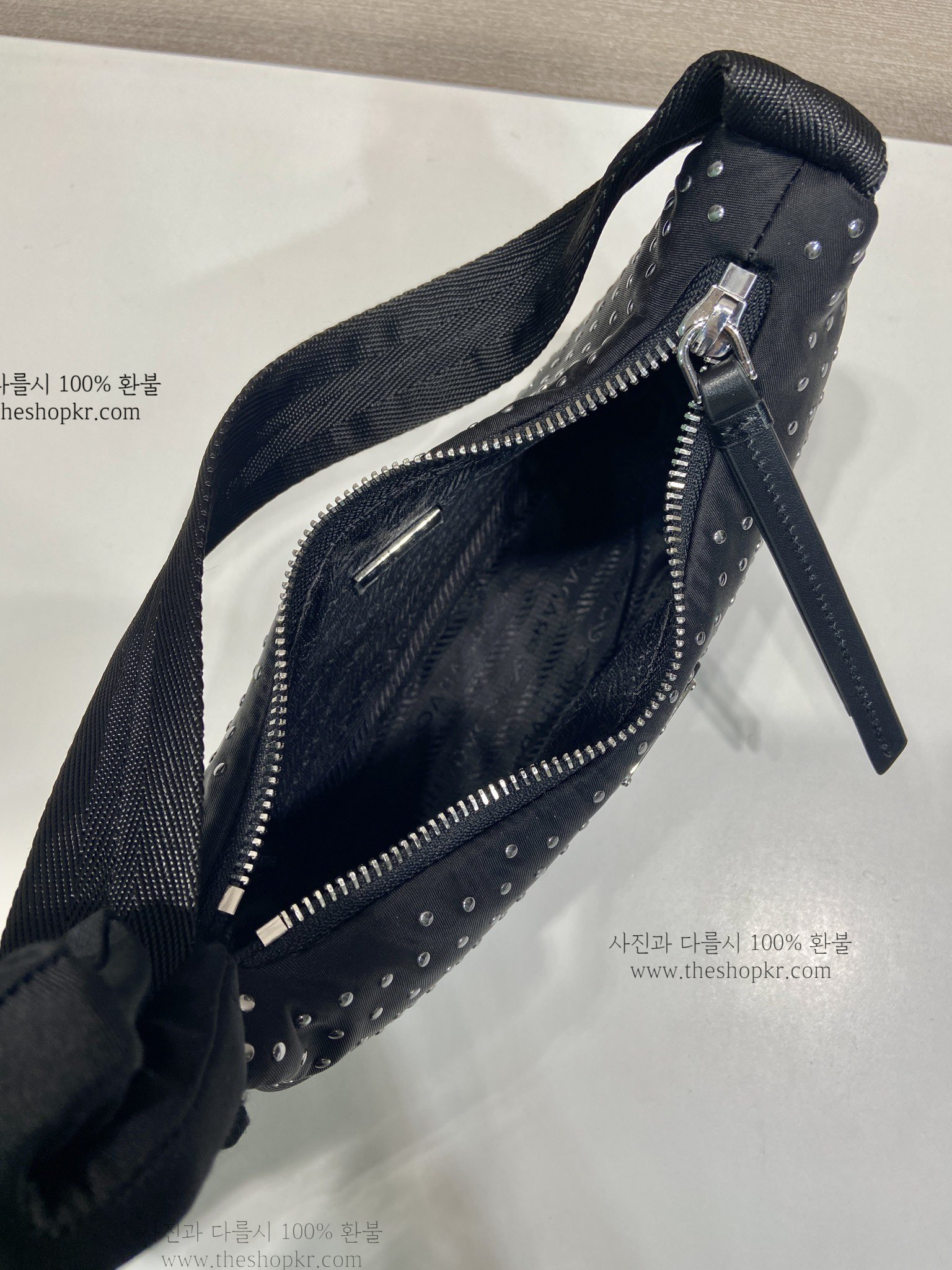 (야오) 프라다 스터드 호보 백