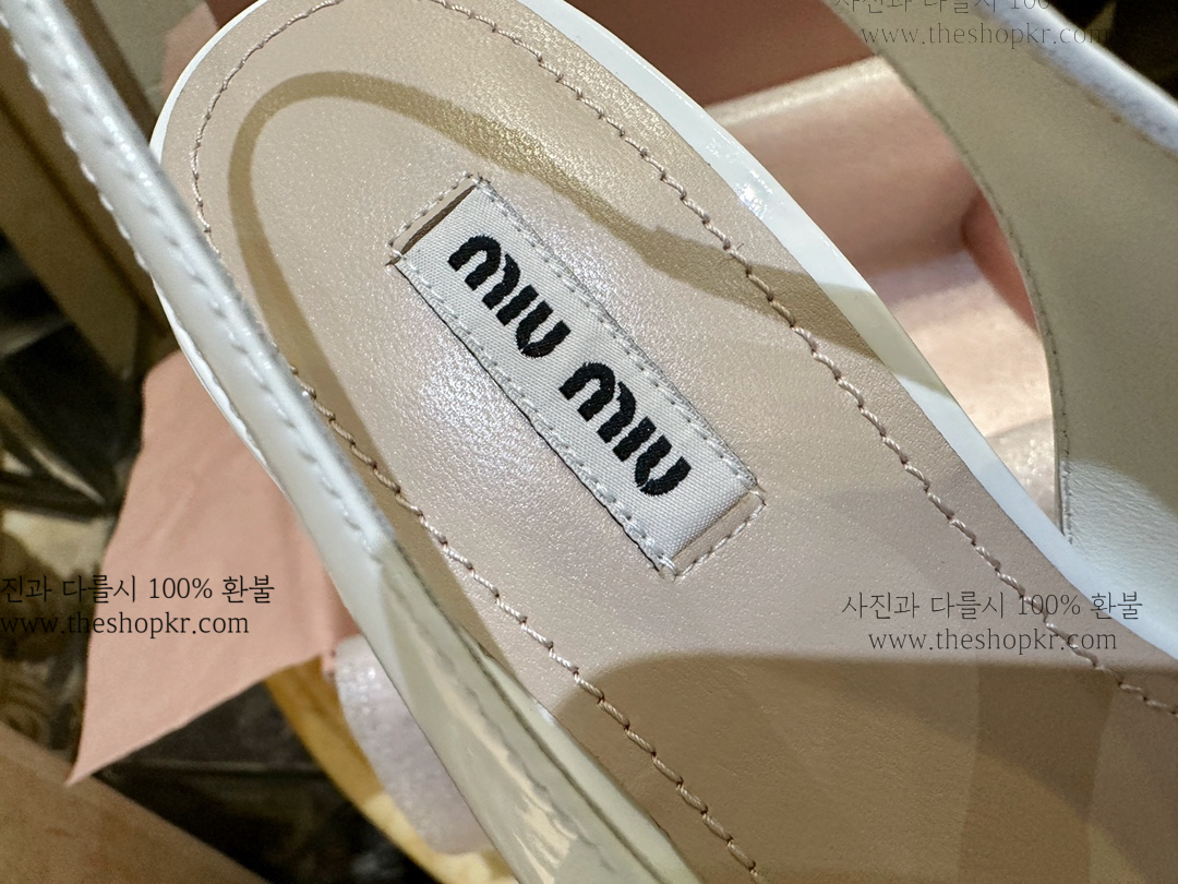 (헬로) 미우미우 페이던트 체인 슬링 백