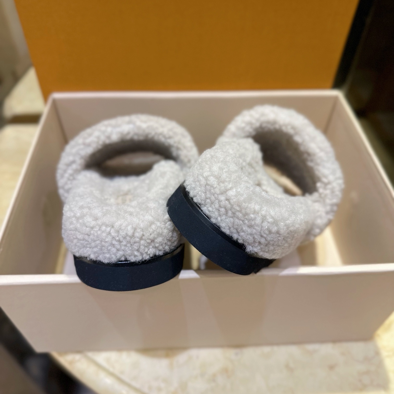 (헬로) 루이비통 통굽 양털 슬리퍼