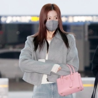 트와이스 사나 프라다 갤러리아 미니 토트 백