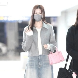 트와이스 사나 프라다 갤러리아 미니 토트 백
