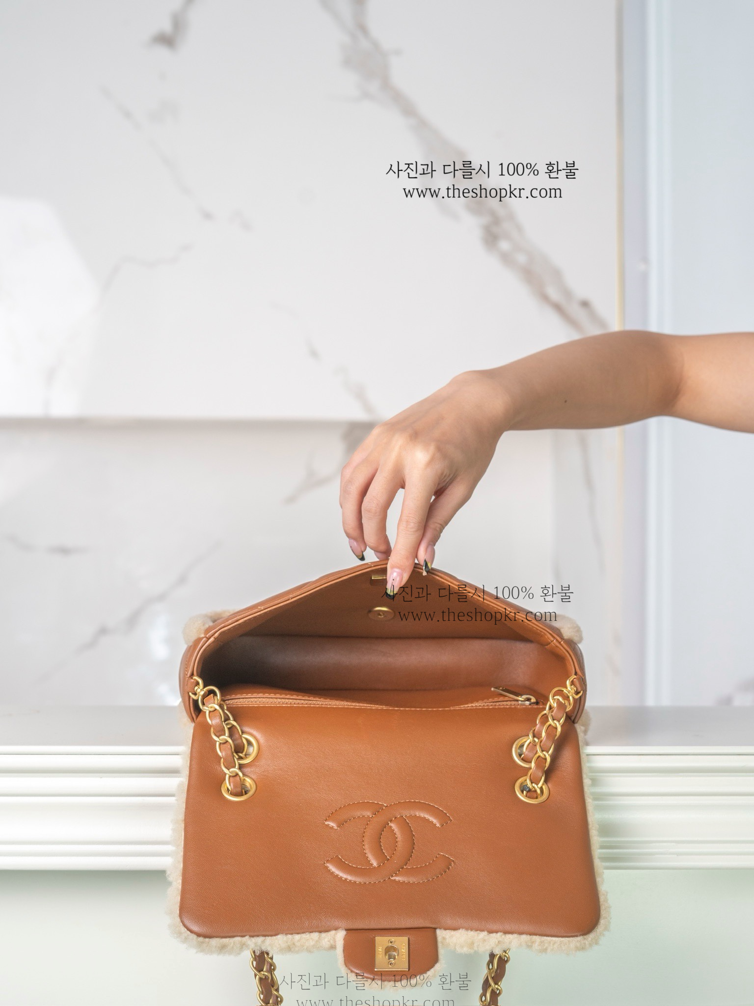(펜더) 샤넬 24K 미듐 양모 클래식 플랩 백