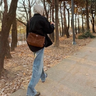 변우석 프라다 로고 가죽 숄더 백