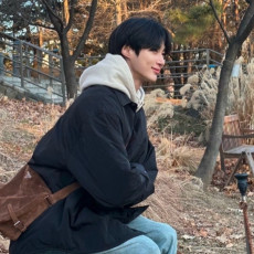 변우석 프라다 로고 가죽 숄더 백