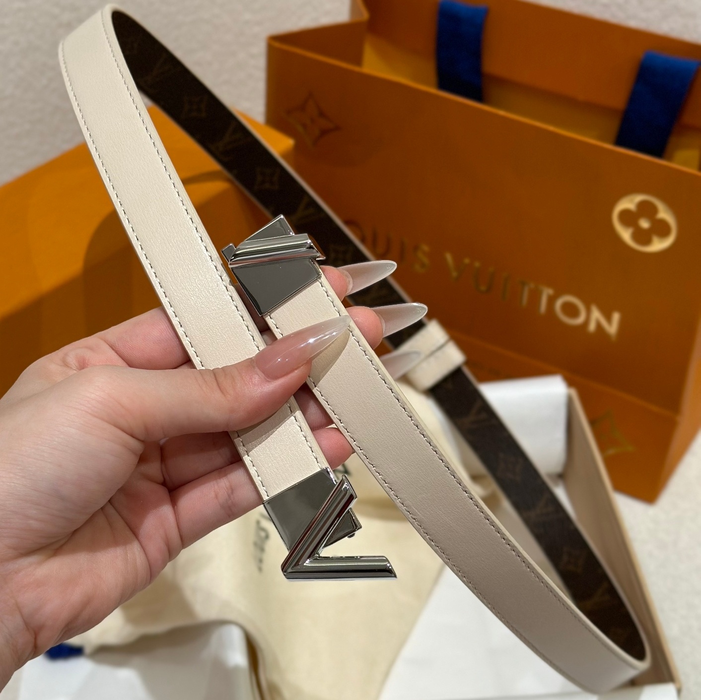(찡댄) 루이비통 LV 버클 여성 벨트