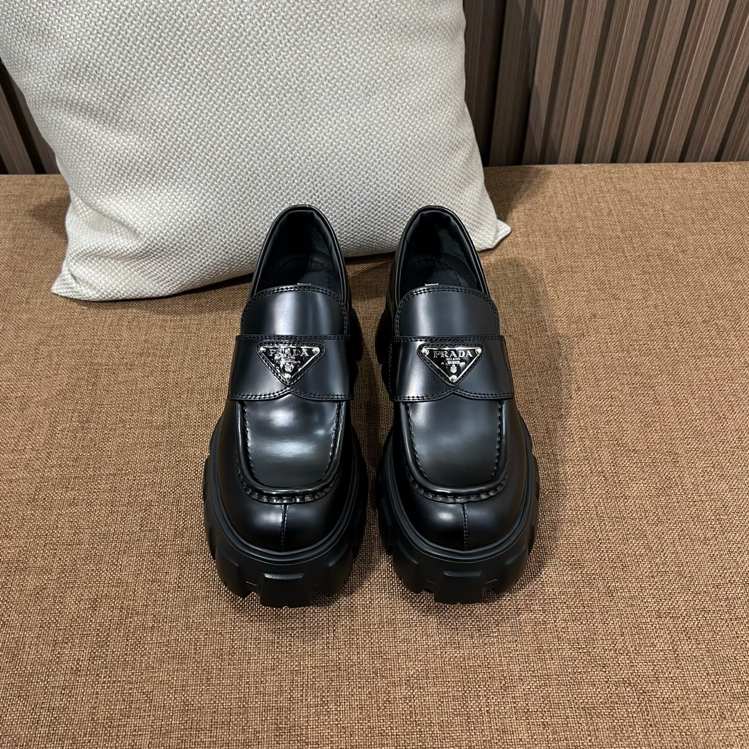 (아이유) 프라다 통굽 로퍼