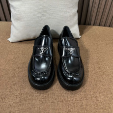 (아이유) 프라다 로고 통굽 로퍼