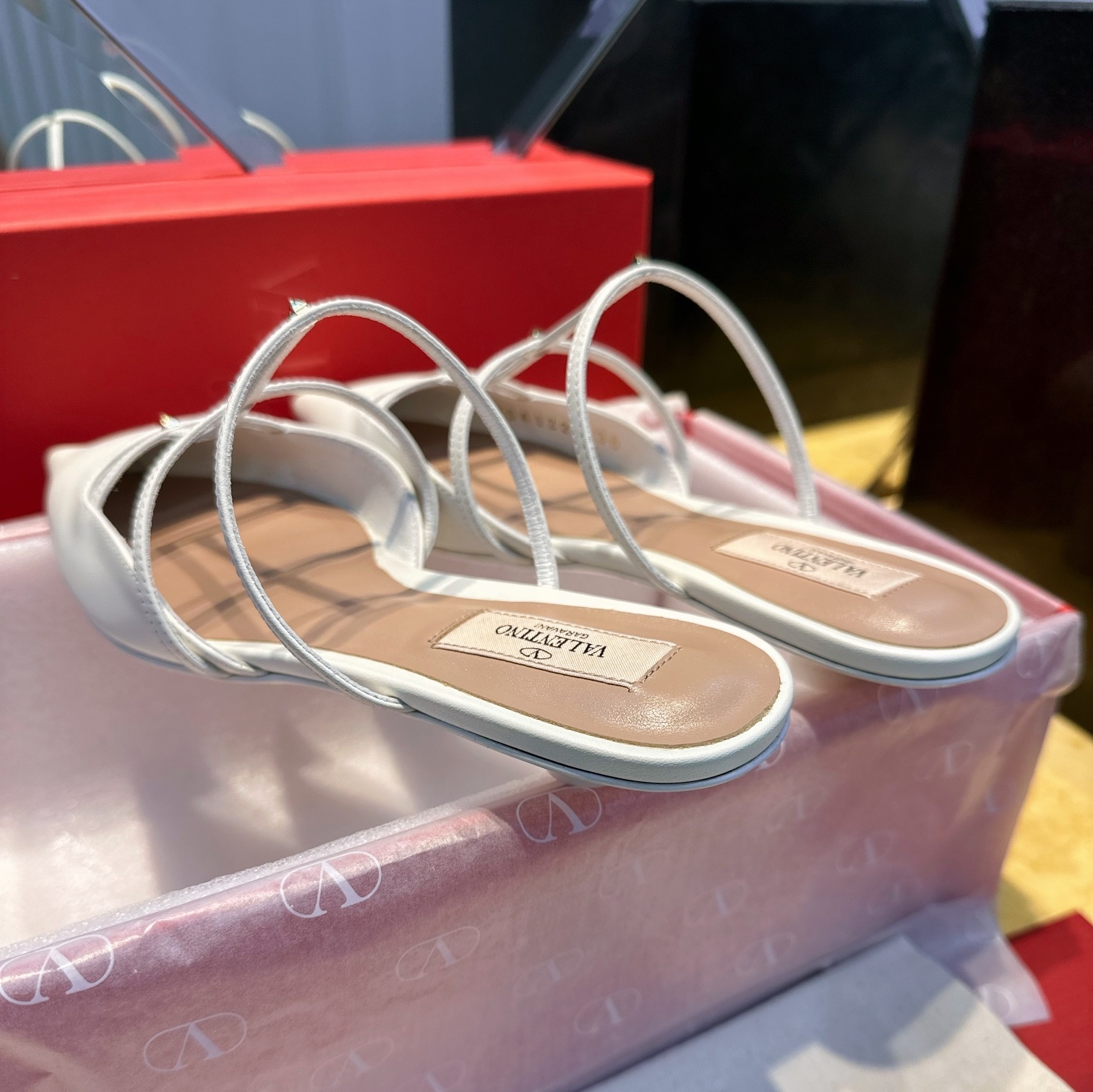 (헬로) 발렌티노 락스터드 뮬 슬리퍼